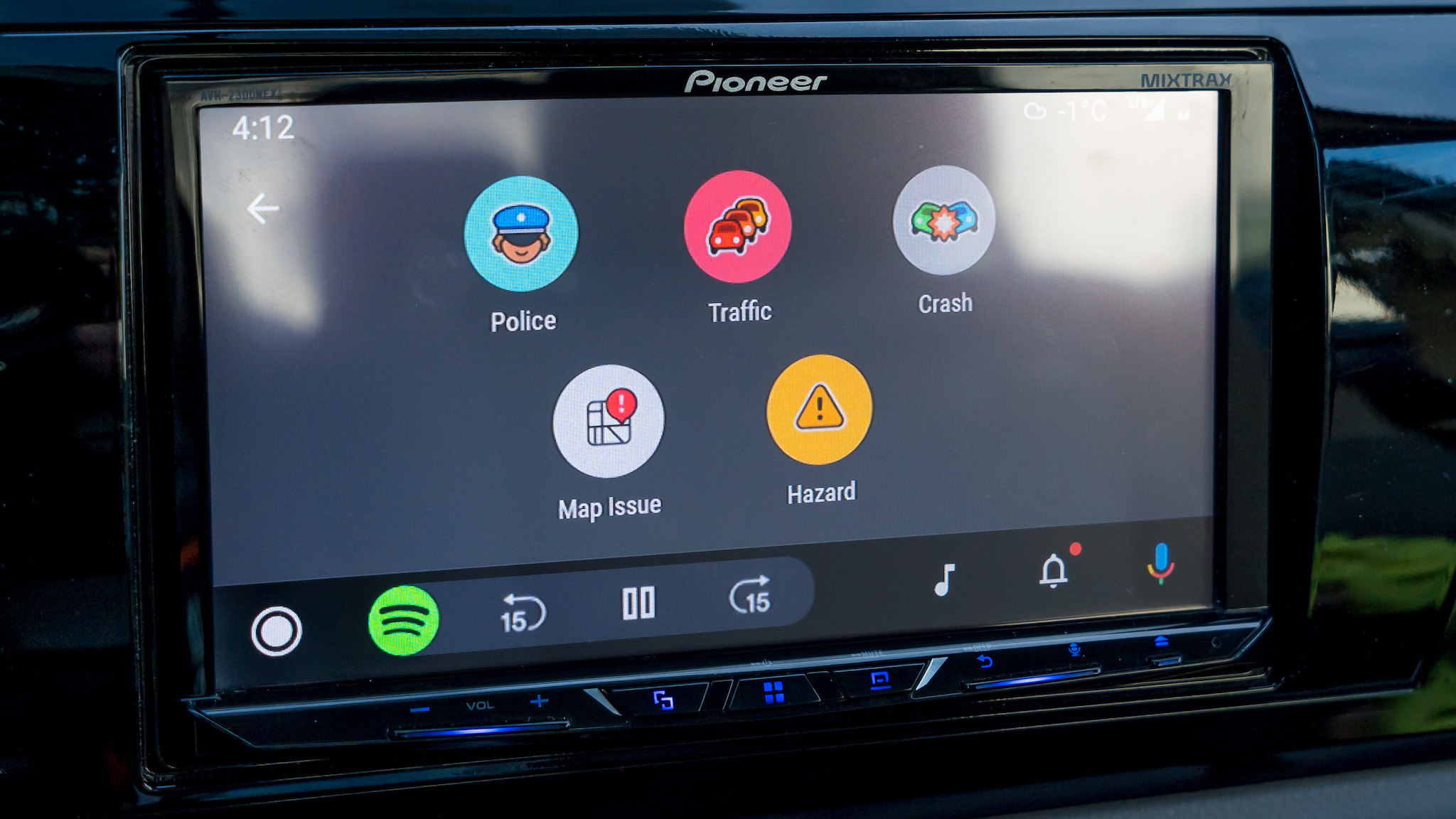 Waze reporting tool screen on Android Auto.