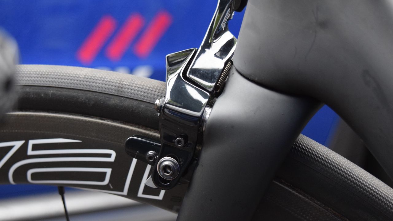 A closer look at the tarmac's fork crown