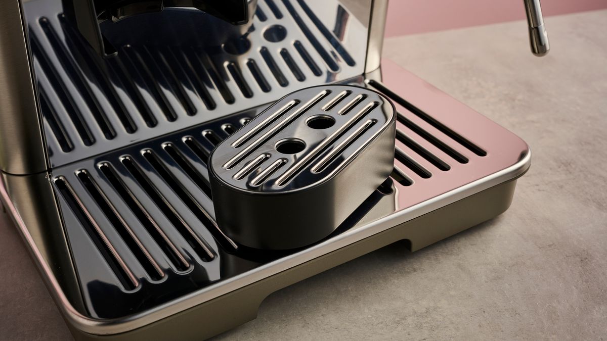 A close-up of the small cup support sitting on the main cup grille.