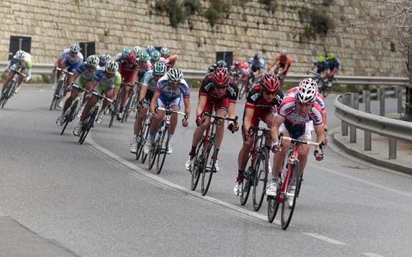 Katusha and BMC drive the lead group.