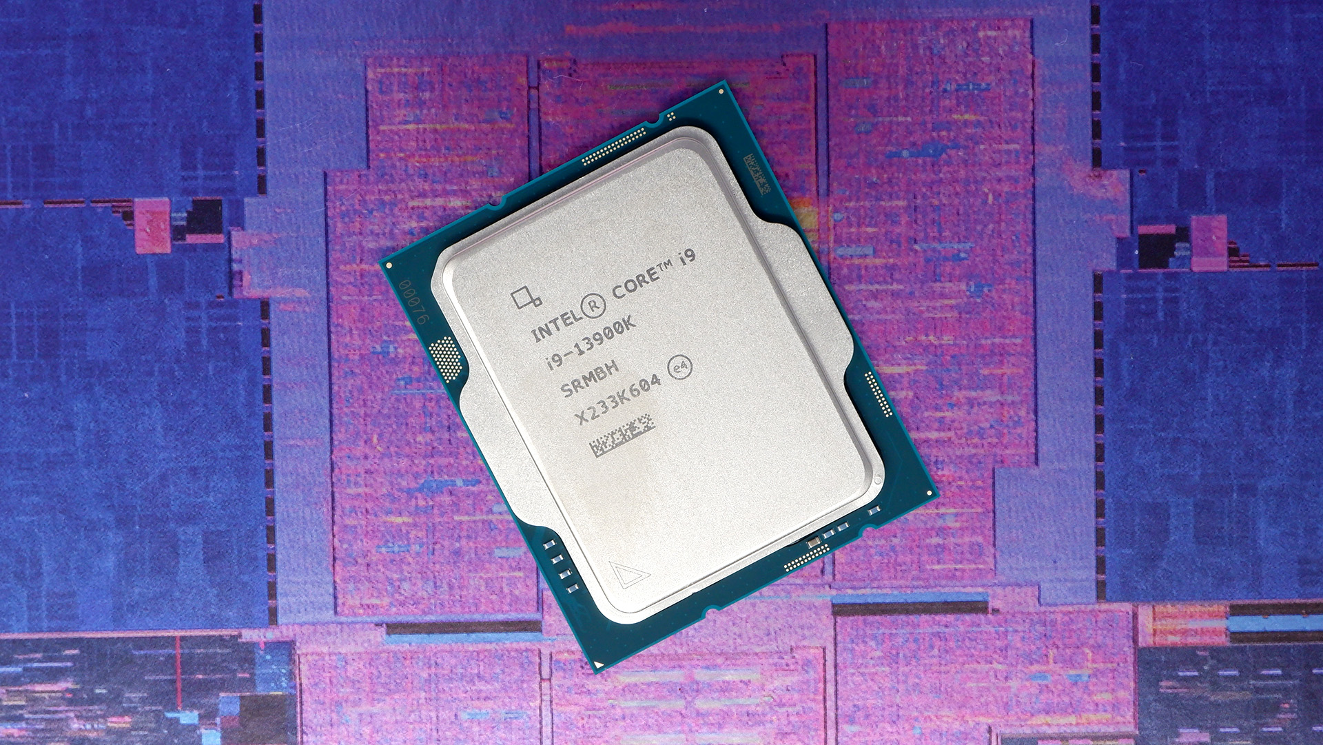 Puce Intel Core i9 13900K Raptor Lake sur une boîte promotionnelle