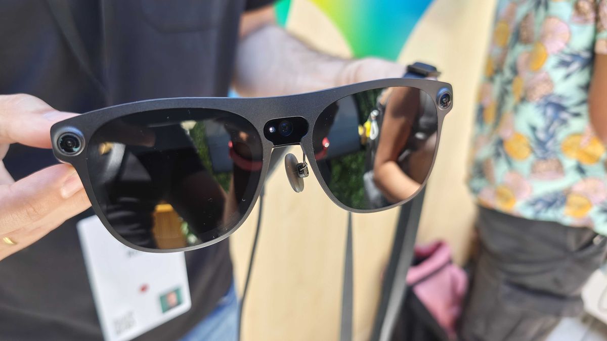 Xreal Project Aura glasses dimming on