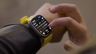 Apple Watch Ultra texting