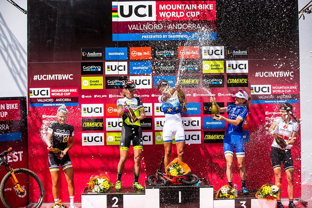 Women celebrate: Jenny Rissveds, Gunn-Rita Dahle Flesjaa, Jolanda Neff, Catharine Pendrel, Maja Wloszczowska