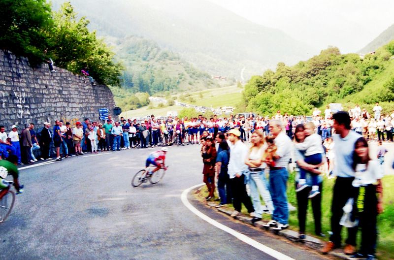 It's a fast descent off the Mortirolo