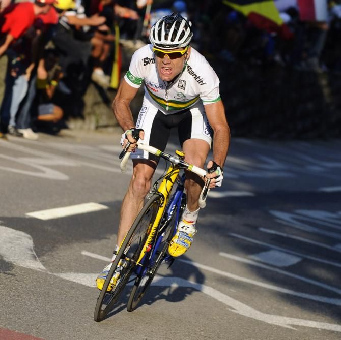 2009 Worlds: Cadel Evans (Australia) attacks with all his might in the closing kilometres and rides away alone to a world title