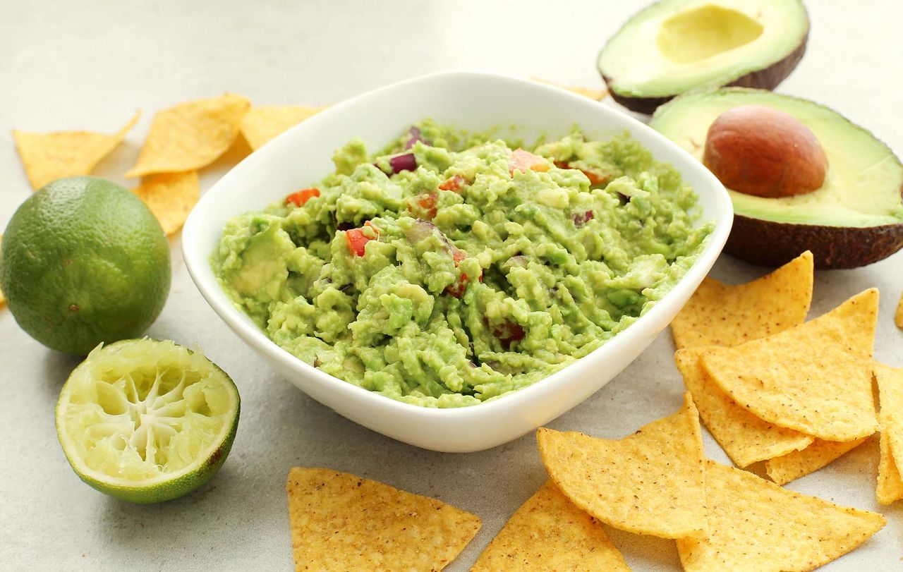 Guacamole recipe with tortillas.