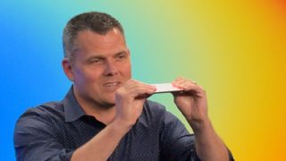 Mark Spoonauer tries to bend iPhone Air