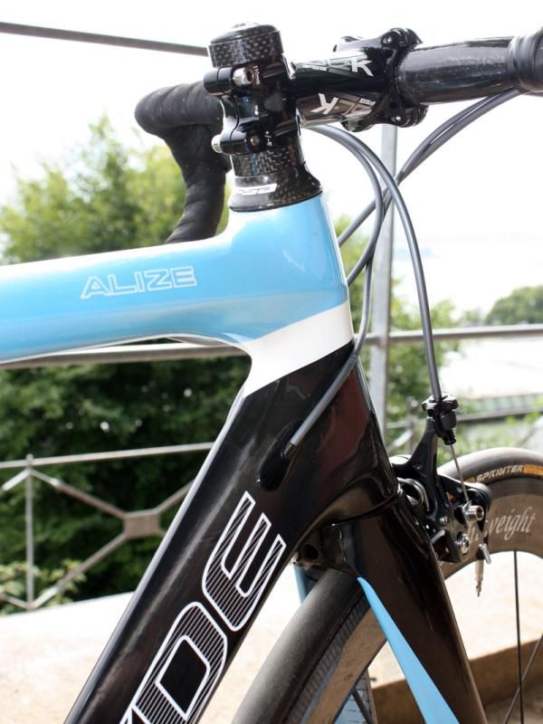The Alize uses a tapered 1 1/8"-to-1 1/2" head tube.