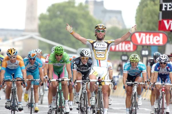 Mark Cavendish (HTC-Columbia) distances Petacchi to take the win