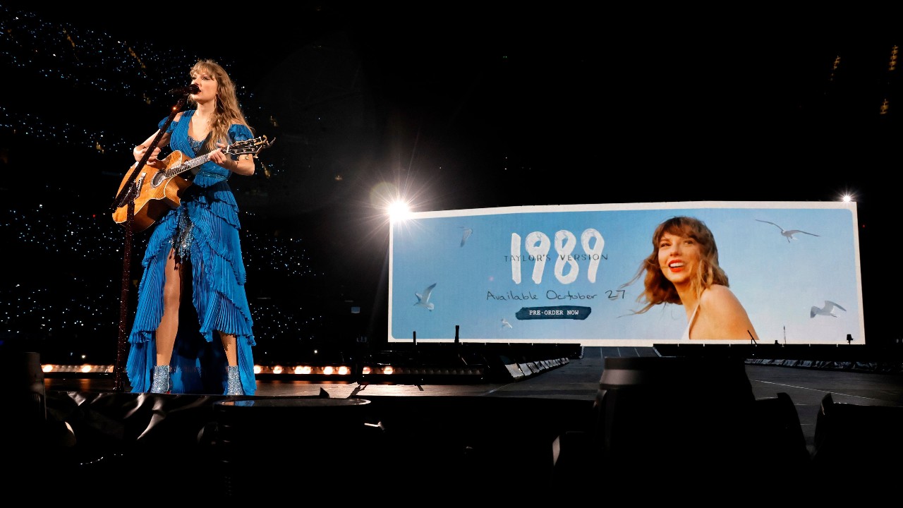 INGLEWOOD, KALIFORNIEN – 9. AUGUST: NUR ZUR REDAKTIONELLEN VERWENDUNG.  Taylor Swift tritt währenddessen auf der Bühne auf 