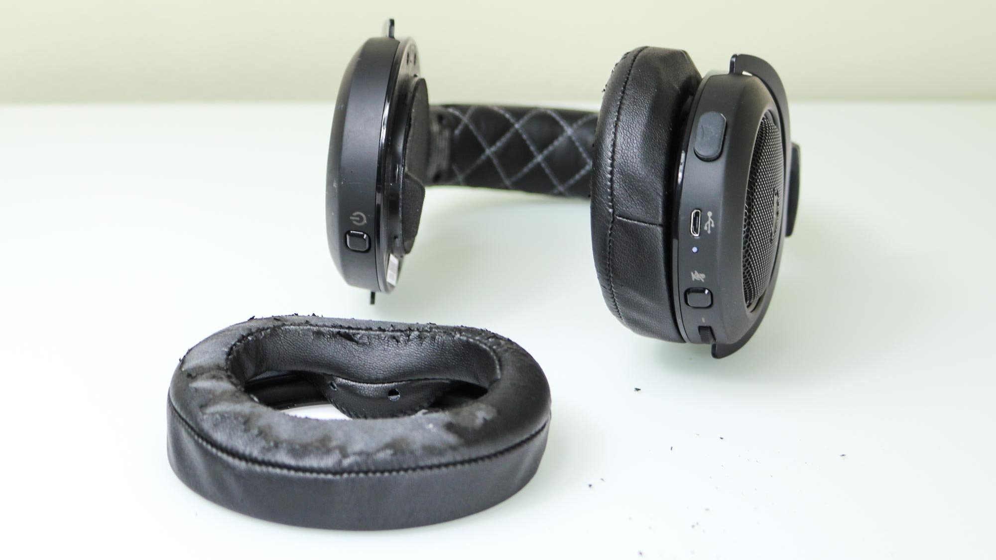 A Corsair HS70 headset with one old, broken ear cup removed