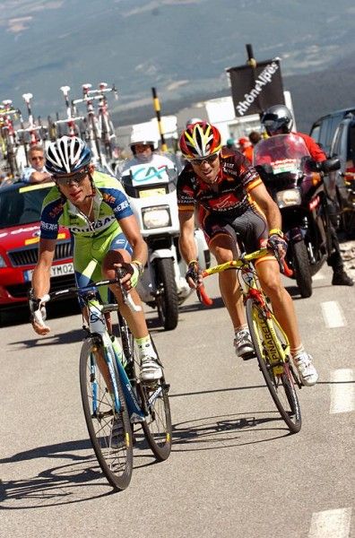 Sylvester Szmyd (Liquigas) marked by Alejandro Valverde (Caisse d'Epargne).