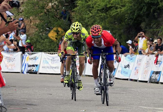 Arnold Alcolea (Cuba) outsprints Mauro Santambrogio (Vini Fantini-Selle Italia) for fourth place.