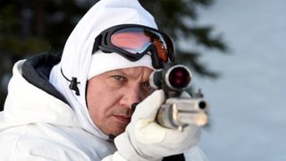 Jeremy Renner elokuvassa Wind River osoittaa aseella