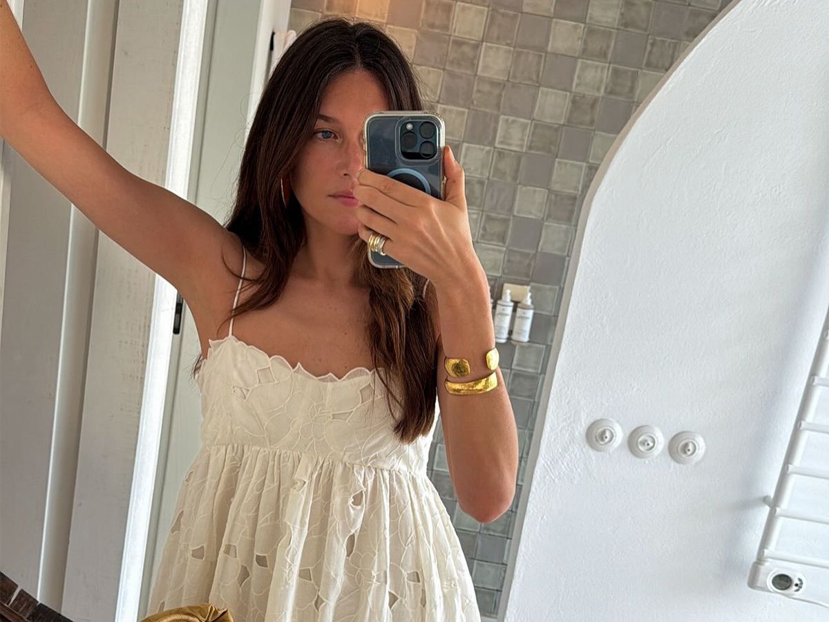 Influencer Sara Ramén wears a white lace dress and a gold bangle.