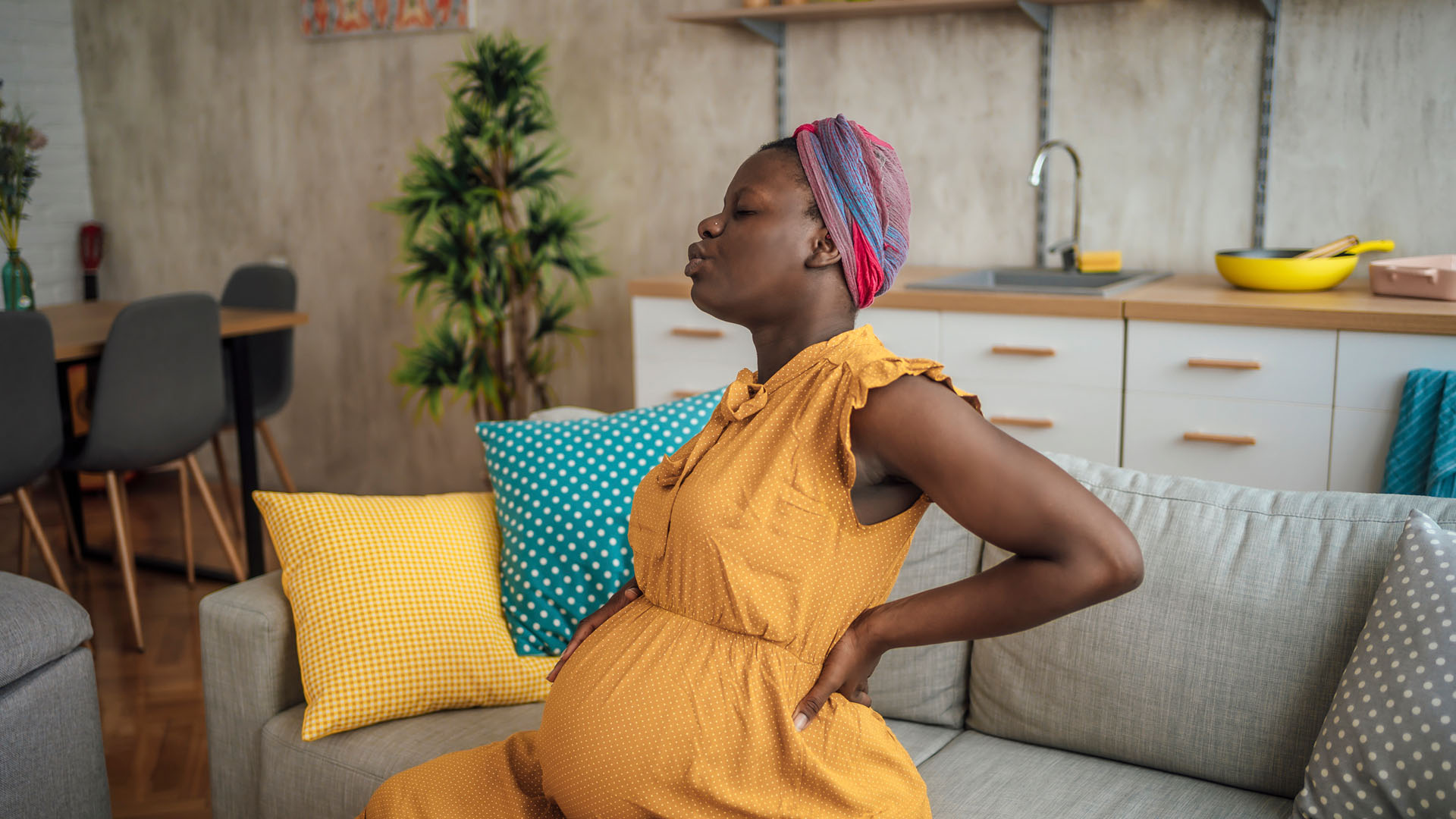 गर्भवती अफ्रीकी अमेरिकी महिला संकुचन का अनुभव कर रही है