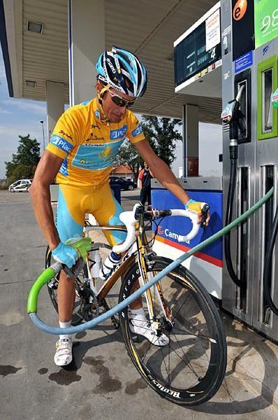 Fuel up? maillot oro Alberto Contador (Astana) fills his bike with gas on the final day of the Vuelta.