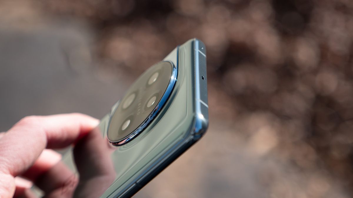 The circular camera island on the OnePlus 11 Arbor Green colorway