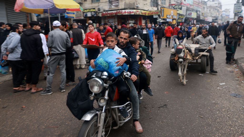 Palestinians flee Israeli attacks in southern Gaza