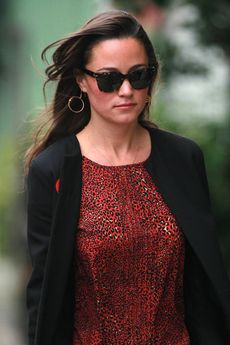 Pippa Middleton, Pippa Middleton gun, Pippa Middleton friend points gun, Pippa Middleton style, Kate Middleton, Kate and Pippa Middleton, Kate Middleton sister, Pippa Middleton boyfriend, Pippa Middleton photos, Kate and William, Prince William, Middleton