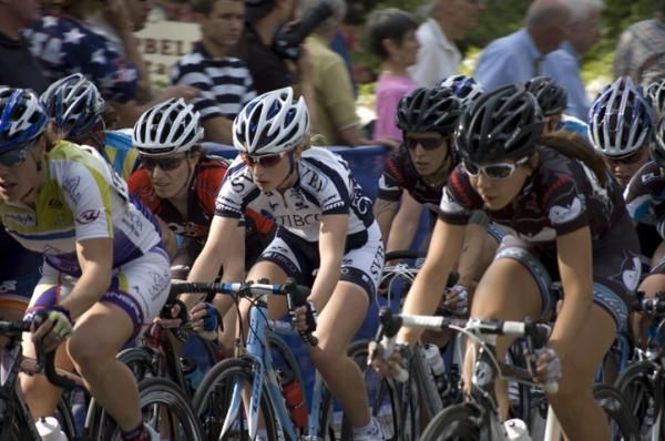 The women take on the Roswell Criterium