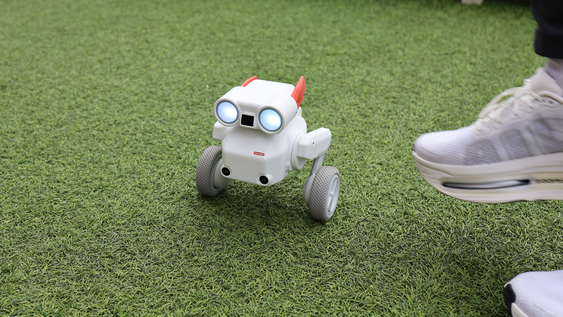Mondo Beni camera robot