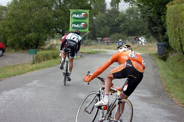Samuel Sanchez (Euskaltel-Euskadi) descends to Gap behind Alberto Contador (Saxo Bank Sungard) and Cadel Evans (BMC).