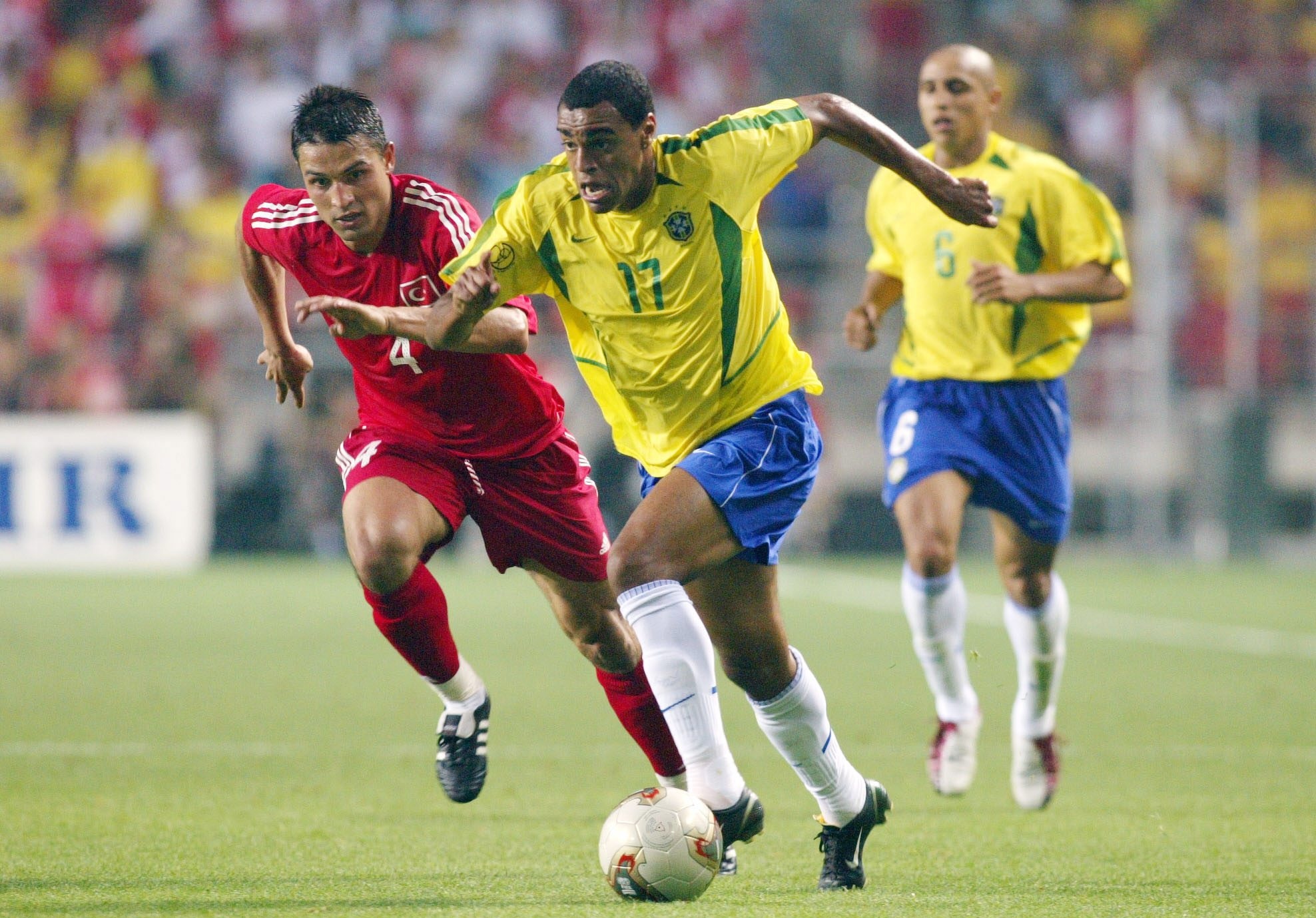 ULSAN, SOUTH KOREA - JUNE 03: WM 2002 in JAPAN und KOREA, Ulsan; GRUPPE C/BRASILIEN - TUERKEI (BRA - TUR) 2:1; Fatih AKYEL/TUR, DENILSON/BRA (Photo by Andreas Rentz/Bongarts/Getty Images)