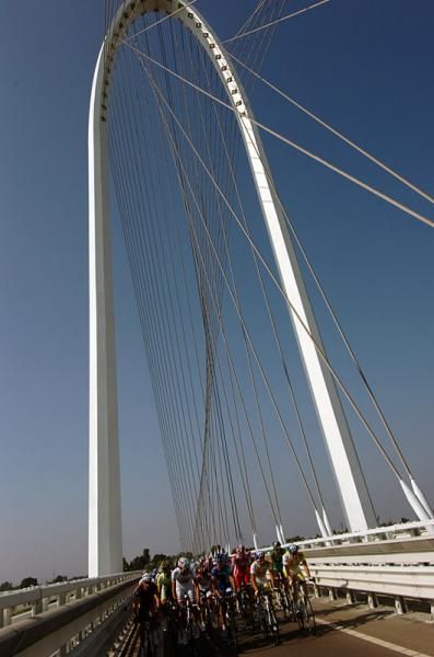 The peloton crosses the Reggio Emilia bridge during the Memorial Cimurri-Grand Prix Bioera.