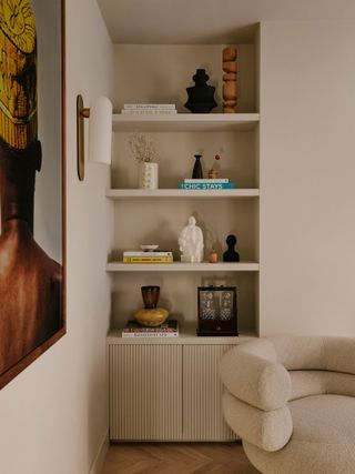 A living room end-to-end shelf in an alcove