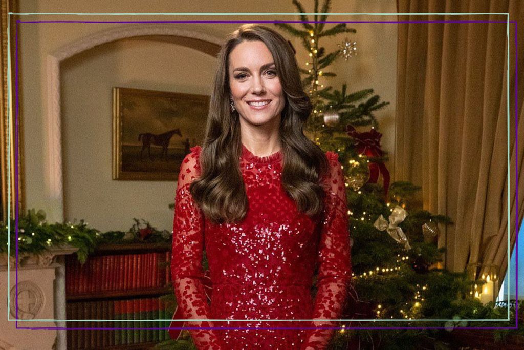 Kate Middleton stuns in recycled red ball gown ahead of Christmas carol(02)