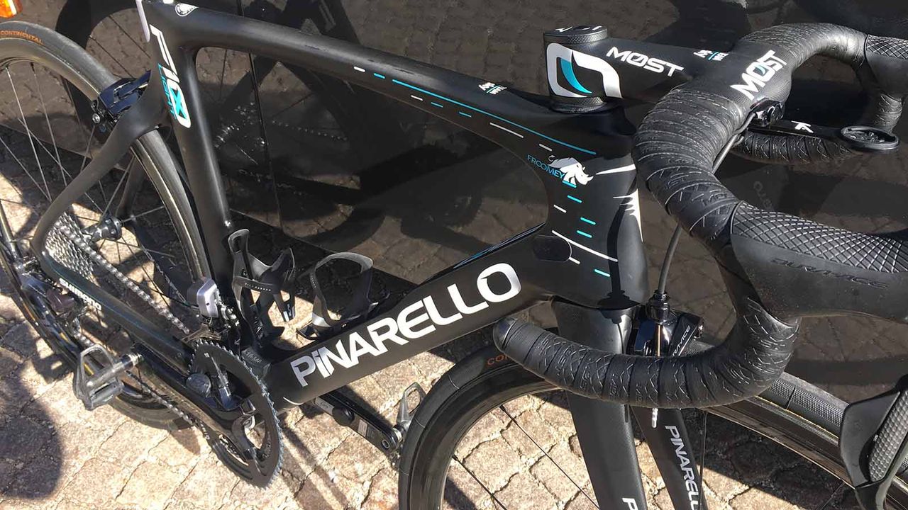 Unlike the regular Dogma F10s, the F10 X-Light only features Team Sky's data driven pattern at the front end of the bike and no white paint on the inside of the main frame triangle