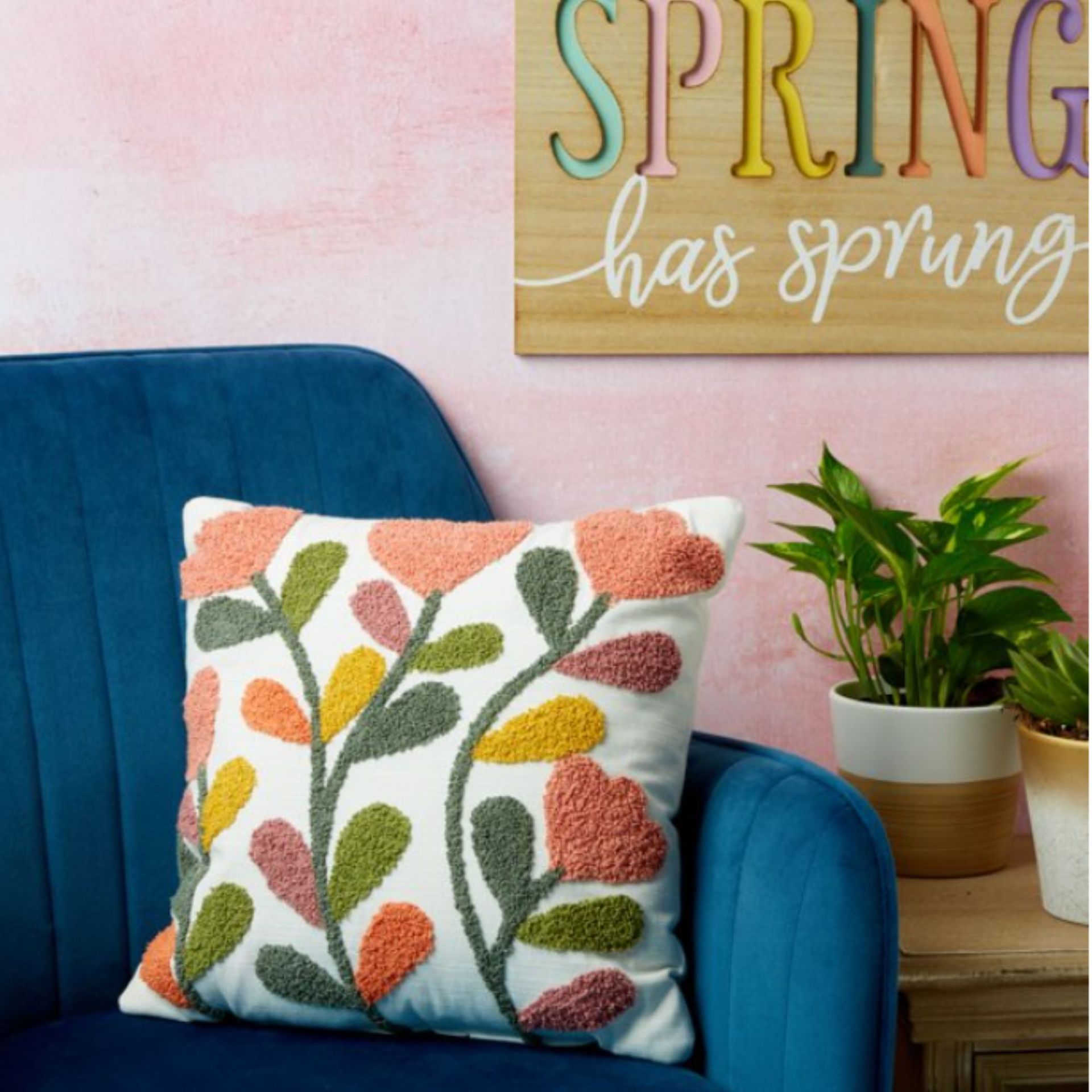 Bantal bunga di kursi berlengan biru