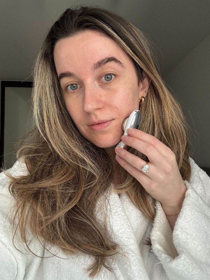 Junior beauty editor Grace Lindsay testing the Ziip Beauty Halo 2.0