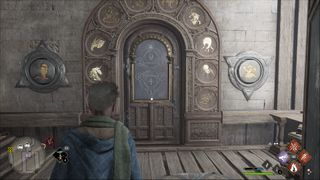 Puerta de rompecabezas heredado de Hogwarts en las vigas de la sala central