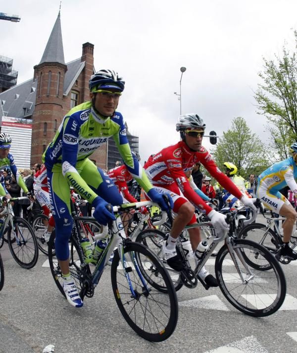 Ivan Basso (Liquigas-Doimo) and Stefano Garzelli (Acqua &amp; Sapone) ride side-by-side as they head out of Amsterdam