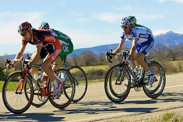 Eventual winner Carlos Barredo shadows David Arroyo (Caisse d'Epargne).