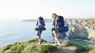 两名女性徒步旅行者沿着沿海道路在大西洋