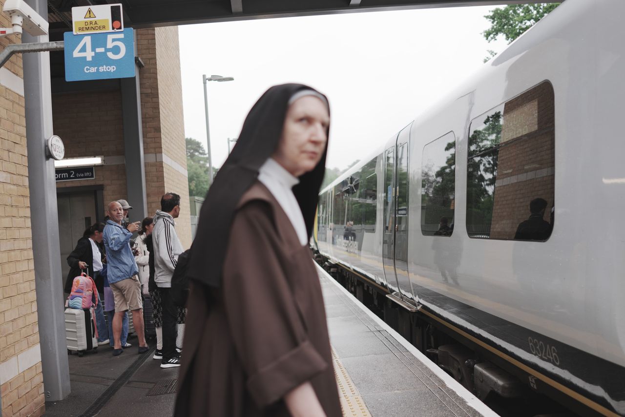 Sony RX1R III sample gallery: nun entering a train