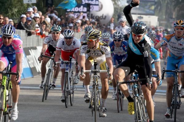 Petacchi was on the left, with Berhard Eisel (HCT-Columbia) in the middle