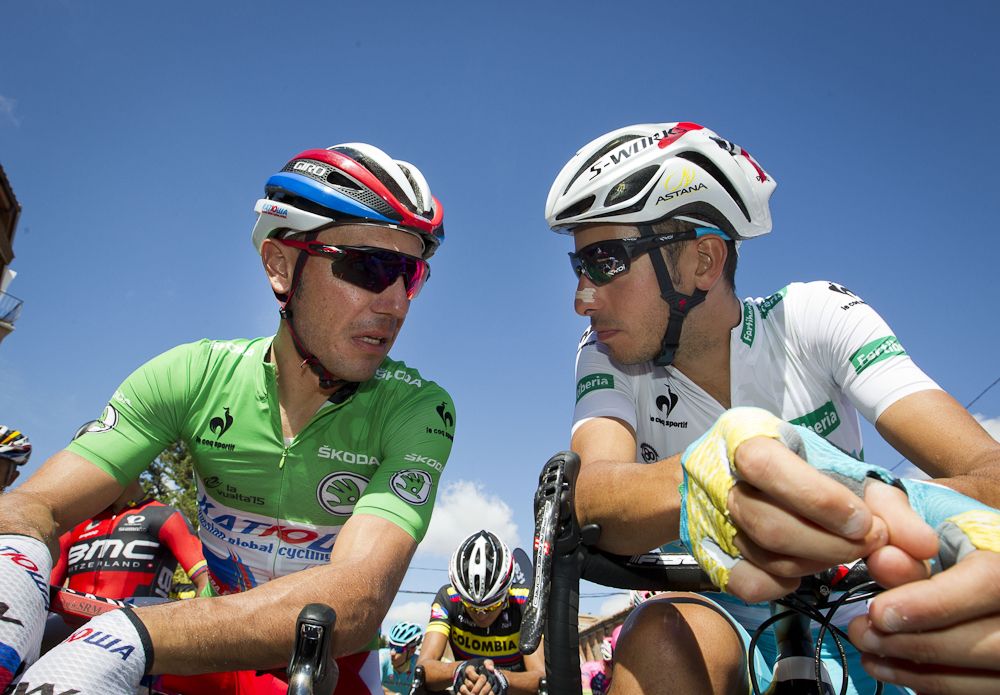 Joaquim Rodriguez and Fabio Aru talk before the start of stage 18.