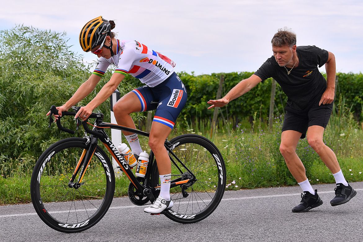 Lizzie Deignan gets an assist from a mechanic.