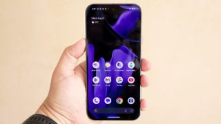 Google Pixel 9 Pro XL review voorkant in iemands hand