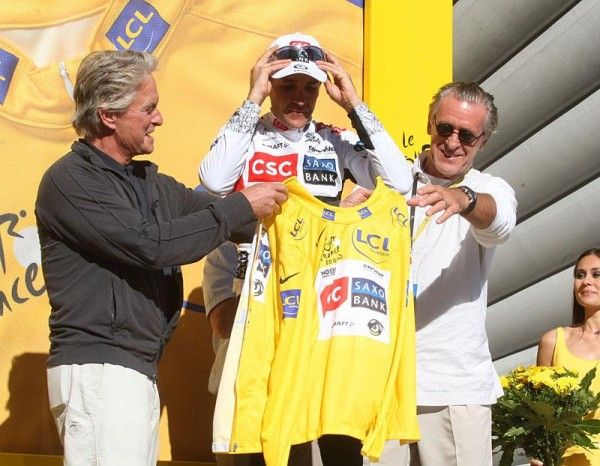 Sastre gets help with the maillot jaune.