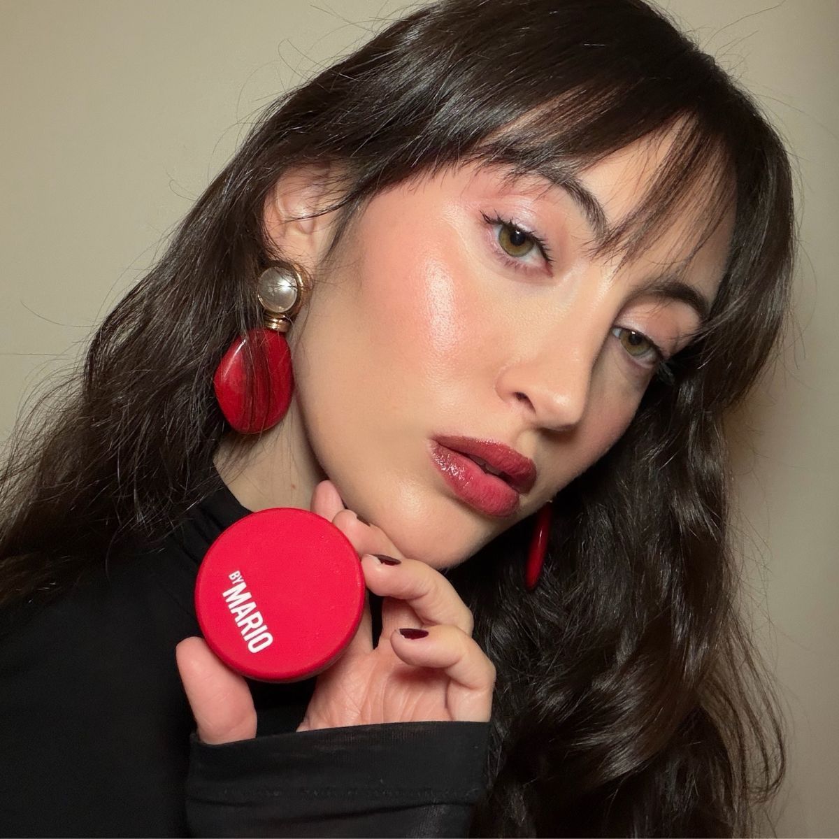 Who What Wear associate beauty editor Alyssa Brascia wearing the Makeup by Mario Jelly Jar in the shade Cherry Pie.