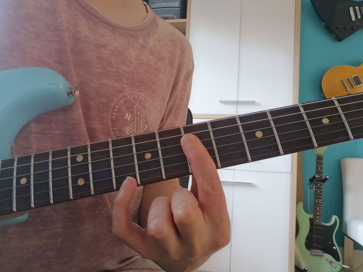How to play the D chord on guitar