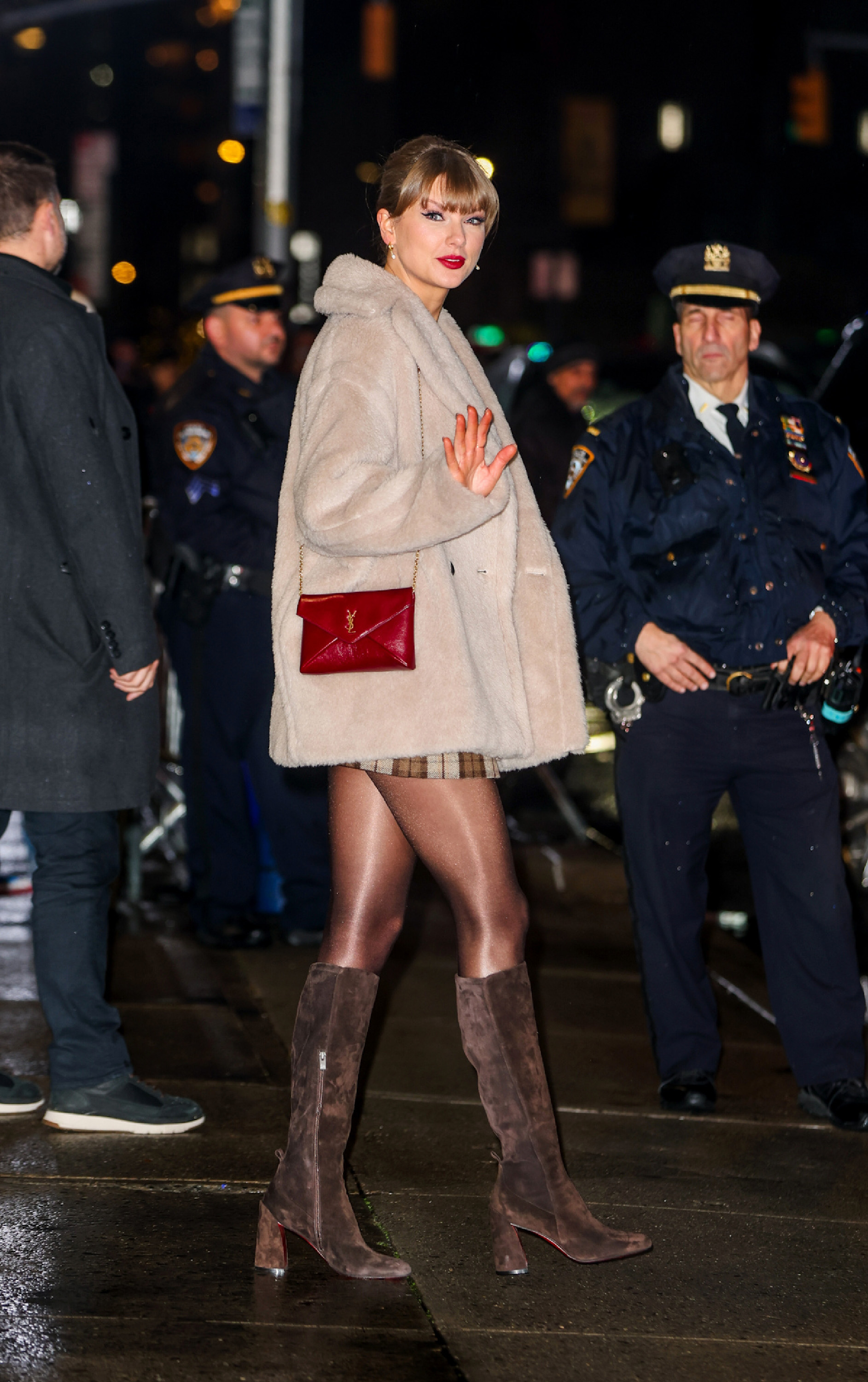 taylor swift was spotted outside the late show with stephen colbert wearing a red Saint Laurent Cassandre envelope bag
