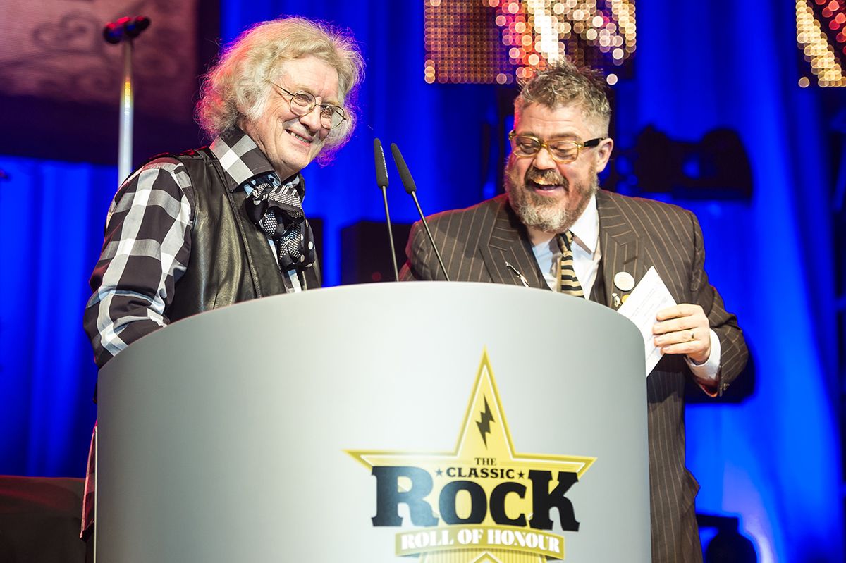 Phil Jupitus presents Noddy Holder with his Showman award
