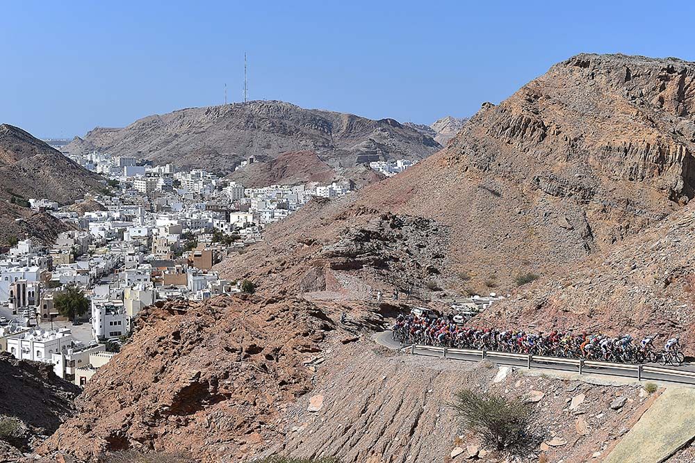 The late climbs split the peloton